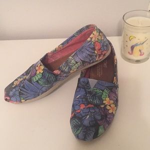 Awesome Floral TOMS size 7 Great condition